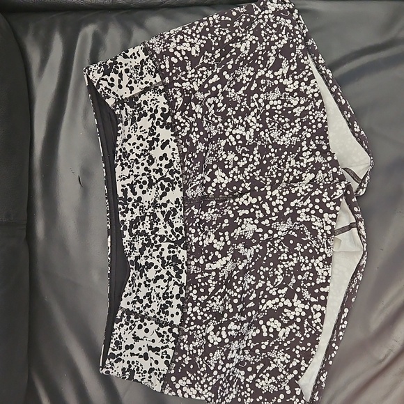 Lululemon Speed Shorts Paisley Black & White   sz 4 - Picture 1 of 8